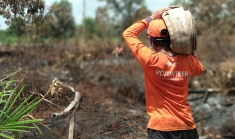 Relawan Rumah Zakat Action bersama BPBD Kota Pontianak kembali turun untuk pemadaman lahan terbakar di area Sepakat Dua Ujung, Pontianak, akhir pekan lalu.