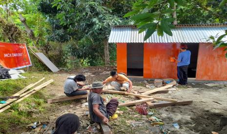  Relawan Rumah Zakat Action masih terus membuat program-program yang bisa membantu kebutuhan masyarakat penyintas gempa di Mamuju, salah satunya membuat sanitasi dan MCK, Selasa (26/1).