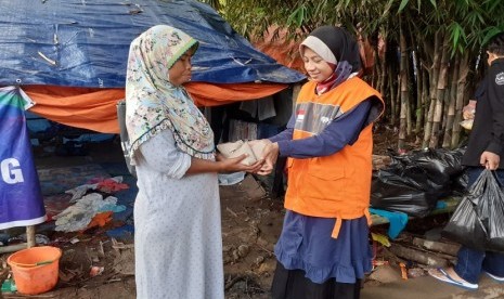 Relawan Rumah Zakat Action mendirikan dapur umum di posko utama Rumah Zakat yang berada di Kampung Babakan Pedes, Desa Sipayung, Kecamatan Cipanas, Kabupaten Lebak  pada hari Rabu, (15/1).