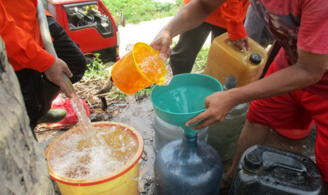 Pendistribusikan air bersih untuk warga (ilusrasi)