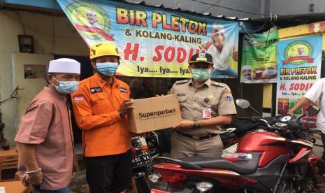 Relawan Rumah Zakat Action menerjunkan 8 orang dalam merespon banjir yang melanda wilayah ibu kota, tepatnya di wilayah Jakarta Timur. Dalam agenda tersebut Rumah Zakat menyalurkan 220 kaleng siaga pangan Superqurban kornet sapi.