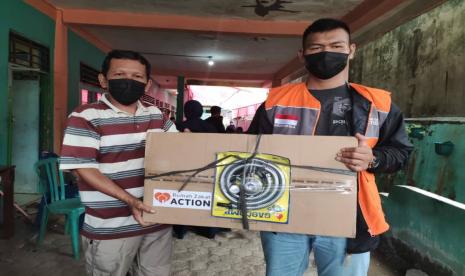 Relawan Rumah Zakat Action menyalurkan bantuan berupa Superqurban, kompor gas, alat makan, gula, beras dan uang tunai ke lokasi kebakaran di Pondok Pesantren Hidayatullah yang beralamat di Jalan Pangeran Ayin Kenten Laut, Palembang, Sabtu (28/8).