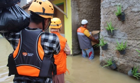 Relawan Rumah Zakat Action merespons lokasi banjir di Bojong Soang, Kabupaten Bandung Kamis (7/3) siang.