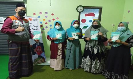 Relawan Rumah Zakat bagikan masker dan superqurban usai PPKM Mikro di Majelis Taklim Yayasan Lentera Terang Kudus