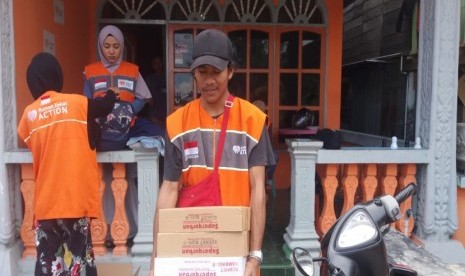 Relawan Rumah Zakat bagikan pangan di desa Bolapapu, Sigi, Sulawesi Tengah