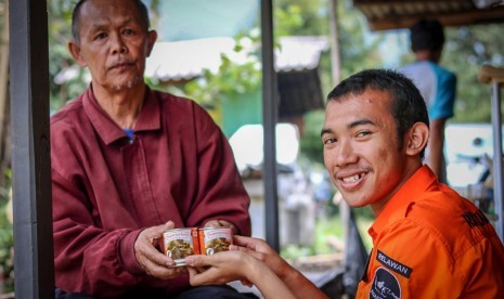 Relawan Rumah Zakat Bandung melaksanakan Ekspedisi Superqurban ke Kampung Gambung Desa Mekarsari Kecamatan Pasirjambu Kabupaten Bandung.