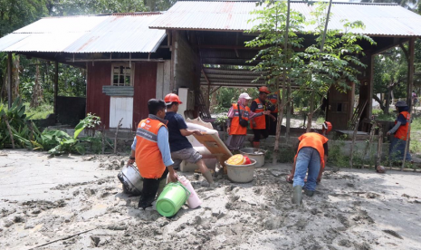 Relawan Rumah Zakat bantu evakuasi barang korban banjir.