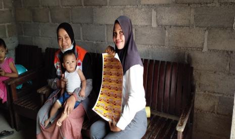 Relawan Rumah Zakat berkesempatan untuk berkunjung kepada salah seorang penerima manfaat yang selama ini dibina, namanya adalah Nur Azizah Ekawati pada Ahad (13/6). Ia merupakan seorang penjual jamu tradisional. Saat ini, Wanita yang biasa disapa Ika ini sudah berusia 30 tahun dan dikarunai 2 orang anak.