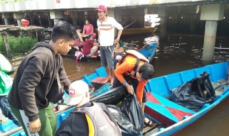 Relawan Rumah Zakat berkolaborasi dengan kelurahan Benua Melayu Laut dan beberapa komunitas di Pontianak membersihkan Sungai Kapuas.