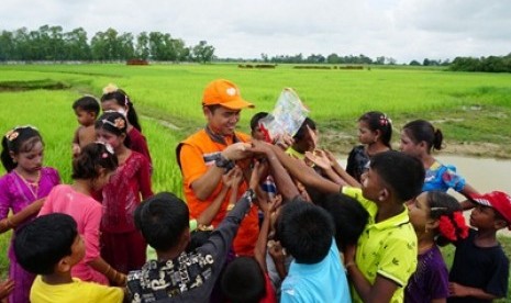 Relawan Rumah Zakat bermain bersama anak-anak Rohingya.