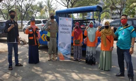 Relawan Rumah Zakat bersama tim kolaborasi dengan satpol PP dan security berupaya meningkatkan pengawasan melalui razia masker dan berbagi masker di wilayah pos security blok B2 rusun Marunda, Sabtu (19/9).