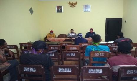 Relawan Rumah Zakat bersama warga RT 07 RW 02 di Desa Bulu mengadakan kegiatan edukasi terbatas yang diikuti oleh 4 orang warga, Rabu (22/4).  Selain itu, relawan juga membagikan masker gratis kepada peserta edukasi. 