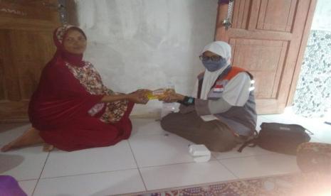 Relawan Rumah Zakat cek kesehatan yang dilakukan secara door to door.