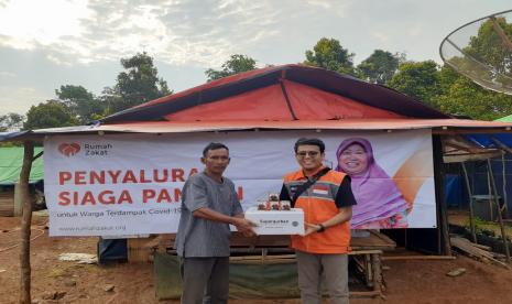 Relawan Rumah Zakat Cilegon mendistribusikan 250 paket kornet sapi dan kambing sedekah pangan kepada 105 kartu keluarga (KK) sebagai Penerima Manfaat, Sabtu (04/7). Pendistribusian tersebut dilakukan di huntara 2 RT 03 RW 02 Kampung Cigobang dan RT 02 RW 01 Kampung Muhara, Desa Ciladaen, Kecamatan Lebak Gedong, Kabupaten Lebak.