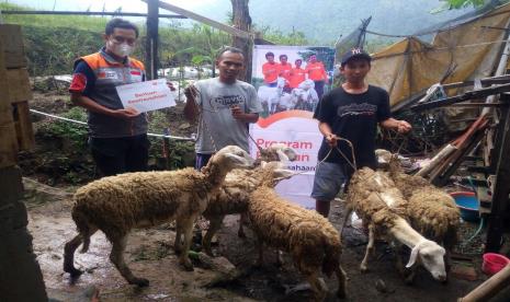 Relawan Rumah Zakat desa berdaya Blang Raya, Kecamatan Peukan Baro, Kabupaten Pidie pada Rabu (15/12) melakukan penyerahan bibit kambing etawa kepada 3 orang penerima manfaat baru yaituNuraini, Nurhaliza, Nuraini. Bantuan bibit diserahkan langsung oleh Ilyas Syah selaku relawan Rumah Zakat.