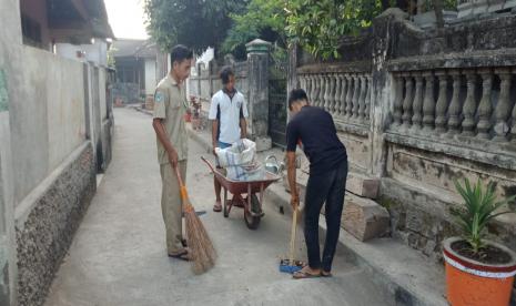 Relawan Rumah Zakat Desa Berdaya Nyiur bersama warga dan pemuda melakukan kegiatan kebersihan di Dusun Nyiur Tebel, Senin (09/10). Dalam kegiatan kali ini, turut hadir Ilham selaku ketua RT 01 yang juga salah seorang perawat di Puskesmas Nyiur Tebel. Beliau juga ikut serta membantu membersihkan jalan dan ikut mengarahkan warga.