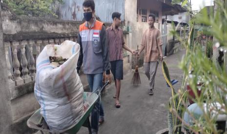 Relawan Rumah Zakat Desa Berdaya Nyiur Tebel, Kecamatan Sukamulia, Kabupaten Lombok Timur melakukan kegiatan jumat bersih bersama warga. Zulhan selaku relawan membersihkan sampah-sampah yang berceceran di gang yang berlokasi di RT 01 Dusun Nyiur Tebel, Jum’at (15/1).