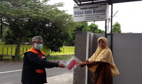 Relawan Rumah Zakat Desa Gondosuli Kabupaten Magelang yaitu Afifudin Nur Khamim, memberikan kepedulian terhadap tenaga medis yang ada di Desa Gondosuli. Bentuk kepedulian tersebut salah satunya adalah dengan menyalurkan bantuan masker, yang  diberikan kepada bidan desa dan perawat yang berdomisili di Desa Gondosuli.