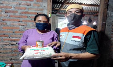 Relawan Rumah Zakat di Demak, Muhammad Alip selama dua hari, yaitu Sabtu (24/7) dan Ahad (25/7), menyalurkan bantuan beras dan kornet sapi kepada warga terdampak pandemi Covid-19 di Desa Berdaya Batu, Karangtengah, Demak.