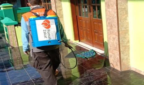 Relawan Rumah Zakat di Desa Berdaya Mulyoharjo, Jepara, Jawa Tengah bersama Pemerintah Desa, pihak keamanan serta elemen masyarakat melakukan kegiatan penyemprotan disinfektan dan pembagian masker di tempat umum. Antara lain masjid, musholla, Sekolah, TPQ, serta tempat yang banyak didatangi orang. 