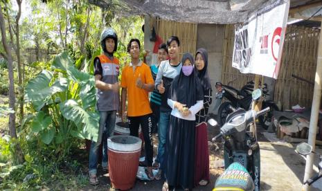 Relawan Rumah Zakat di Desa Berdaya Nyiur Tebel, Kecamatan Sukamulia menyalurkan pot untuk keperluan tanaman pangan.