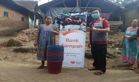 Relawan Rumah Zakat di desa berdaya Sampir, Kecamatan Waringin kurung, Kabupaten Serang, provinsi Banten mengadakan acara sosialisasi bank sampah, Kamis (18/11). Sosialisasi tersebut dilakukan oleh Fadli selaku relawan dan bertujuan untuk membuka bank sampah di kampung Buah Limis.