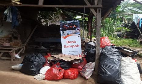 Relawan Rumah Zakat di desa berdaya Sampir, Kecamatan Waringin kurung, Kabupaten Serang melakukan penimbangan sampah perdana untuk membuka program bank sampah, Ahad (21/11). Sampah ditimbang langsung  relawan Rumah Zakat yaitu Kang Fadli.