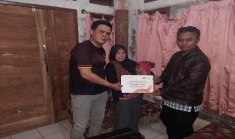  Relawan Rumah Zakat di Desa Sindangsuka Kecamatan Cibatu, Kabupaten Garut kembali menyalurkan bantuan kesehatan untuk Penerima Manfaat yang menderita lumpuh otak. Penerima bantuan tersebut adalah Muhamad Fahri (11 thn), seorang warga Kampung Kopeng RW 01 Desa Sindangsuka, kabupaten Garut, Jawa Barat.