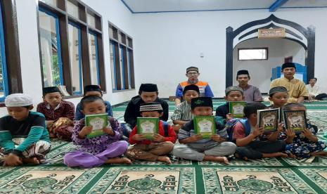 Relawan Rumah Zakat, Jumat (19/2) melakukan kegiatan pembinaan kepada anak-anak melalui kegiatan Maghrib Mengaji yang berlokasi di Masjid Jamie Al-Ikhlas Kampung Ciroay RT 002 RW 008 Desa Panyindangan, Kecamatan Cisompet, Kabupaten Garut,  Jawa Barat.