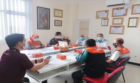 Relawan Rumah Zakat Kota Semarang melakukan silaturohim dan audiensi kepada Dinas Kesehatan Kota Semarang, Kamis (09/12). Relawan Rumah Zakat berjumlah 2 orang, Sigit Cayantoro dan Ridwan serta didampingi perwakilan Rumah Zakat Cabang Semarang, Andrian diterima di ruang rapat lantai 9 gedung Dinas Kesehatan Kota Semarang, Jalan Pandanaran.