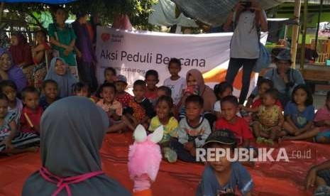 Relawan Rumah Zakat lakukan trauma healing bagi anak-anak korban gempa di Desa Lekong, Kecamatan Alas Barat, Kabupaten Sumbawa, NTB, Kamis (30/8).