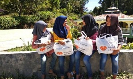 Relawan Rumah Zakat Medan melakukan distribusi Kado Lebaran Yatim untuk 50 anak di Kec Garoga dan Desa Sopo Raru Kec Pangaribuan, Tapanuli Utara, Ahad (10/6).