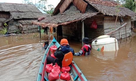 Relawan Rumah Zakat melakukan aksi gabungan untuk melakukan penyaluran sedekah pangan di Parit Baru, Desa Biung, Kuala Mandor A, Kabupaten Kubu Raya. Di lokasi ini, hampir semua rumah warga tergenang air terlebih kondisi saat ini air cendrung naik sehingga warga harus membuat panggung sementara di dalam rumah untuk tetap bertahan.