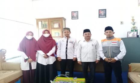 Relawan Rumah Zakat melakukan kunjungan ke kantor Majelis Ulama Indonesia Kabupaten Labuhan batu, Kamis (02/12). Kedatangan relawan langsung disambut Ketua Majelis Ulama Indonesia, Buya Abdul Hamid Hasibuan beserta stafnya.