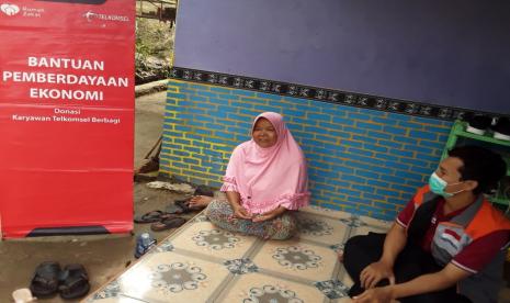 Relawan Rumah Zakat melakukan monitoring usaha emping di rumah Nasiah di desa berdaya Sampir, Kecamatan Waringinkurung, Kabupaten Serang. Nasiah adalah salah seorang ibu yang memiliki 5 orang anak yang berpofesi sebagai pedagang emping