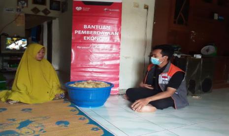 Relawan Rumah Zakat melakukan monitoring usaha kepada Maslinah di Desa Berdaya Ampir,Kabupaten Serang. Maslinah adalah seorang ibu yang memiliki 6 orang anak dan usaha empingnya itu adalah sumber untuk menghidupi anak-anaknya, yang masih ada di bangku SMP, SMA dan di pesantren.