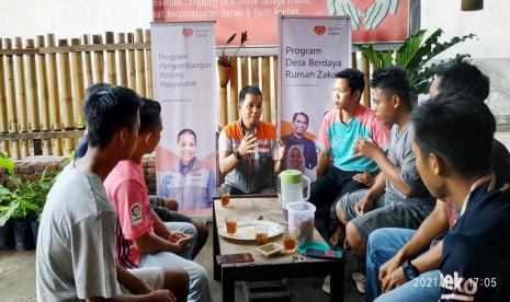 Relawan Rumah Zakat melakukan pembinaan dan edukasi terhadap kelompok Pemuda Daspen Lestari di Dusun Dasan Tapen Desa Telaga Waru. 