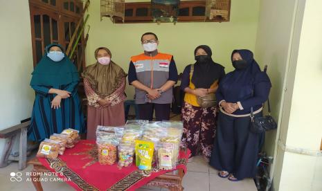 Relawan Rumah Zakat melakukan silaturahim dan diskusi ke rumah tokoh pendidikan sekaligus pembimbing UKM Desa Klepu, Hanifah yang berlokasi di Perum Taman Bukit Klepu, Dusun Krajan Desa Klepu Ahad (20/6).