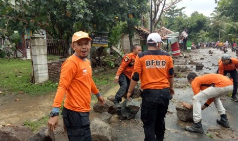 Relawan Rumah Zakat membantu evakuasi korban tsunami di Pantai Carita, Banten. 