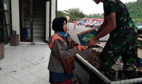 Relawan Rumah Zakat membantu mobilisasi bantuan untuk warga terdampak erupsi Gunung Agung.