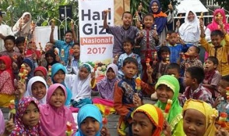 Relawan Rumah Zakat membawakan dongeng buah agar anak-anak gemar buah.