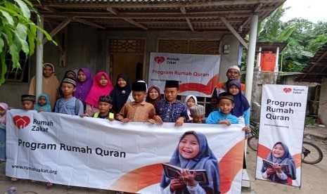 Relawan Rumah Zakat memberikan Al Qur