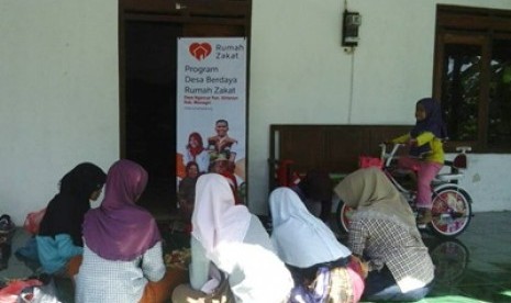 Relawan Rumah Zakat memberikan pelatihan kewirausahaan kepada remaja di Desa Ngancar, Giriwoyo, Wonogiri, Jawa Tengah. 