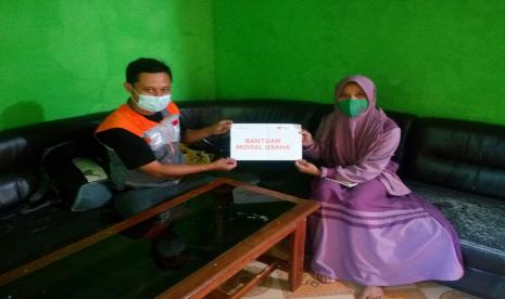 Relawan Rumah Zakat mendatangi para pelaku usaha kecil sekaligus memberikan bantuan modal usaha.