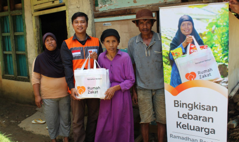 Relawan Rumah Zakat mendisribusikan Paket Ramadhan Berdaya Bingkisan Lebaran Keluarga (BLK).