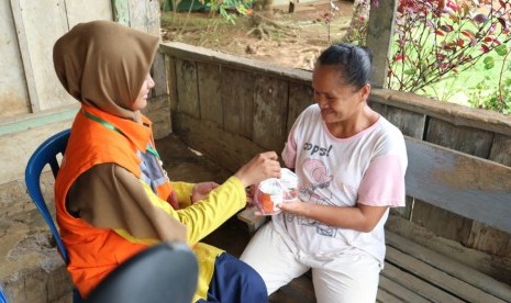 Relawan Rumah Zakat mendistribusikan kornet Superqurban.