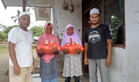 Relawan Rumah Zakat mendistribusikan Superqurban.