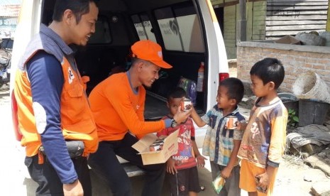 Relawan Rumah Zakat menditribusikan bantuan untuk korban terdampak angin puting beliung di Kabupaten Dairi, Sumatra Utara Selasa (26/3). 