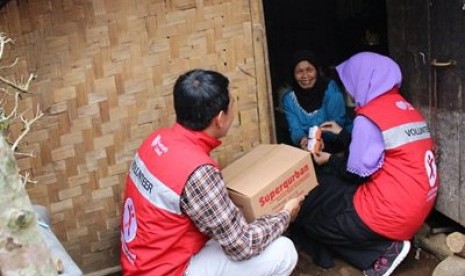 Relawan Rumah Zakat mengantarkan rendang Superqurban ke warga lansia di Dusun Purbasari, Pengalengan.