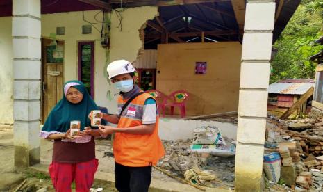  Relawan Rumah Zakat menuju Desa Bottang untuk mendistribusikan kornet Superqurban kepada tiga kepala keluarga yang memang sangat membutuhkan bantuan tersebut.